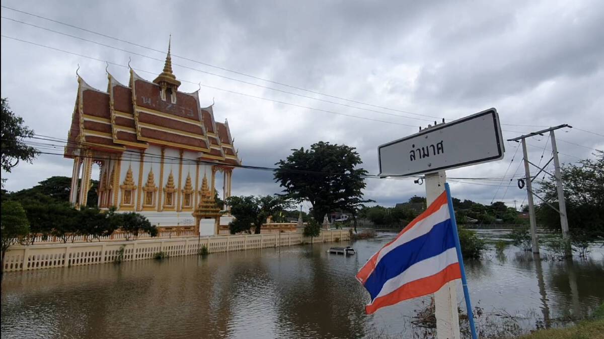 น้ำท่วมไม่หวั่น ชาวบ้านชุมพวงผ่ากระแสน้ำท่วมร่วมบุญกฐินคับคั่ง