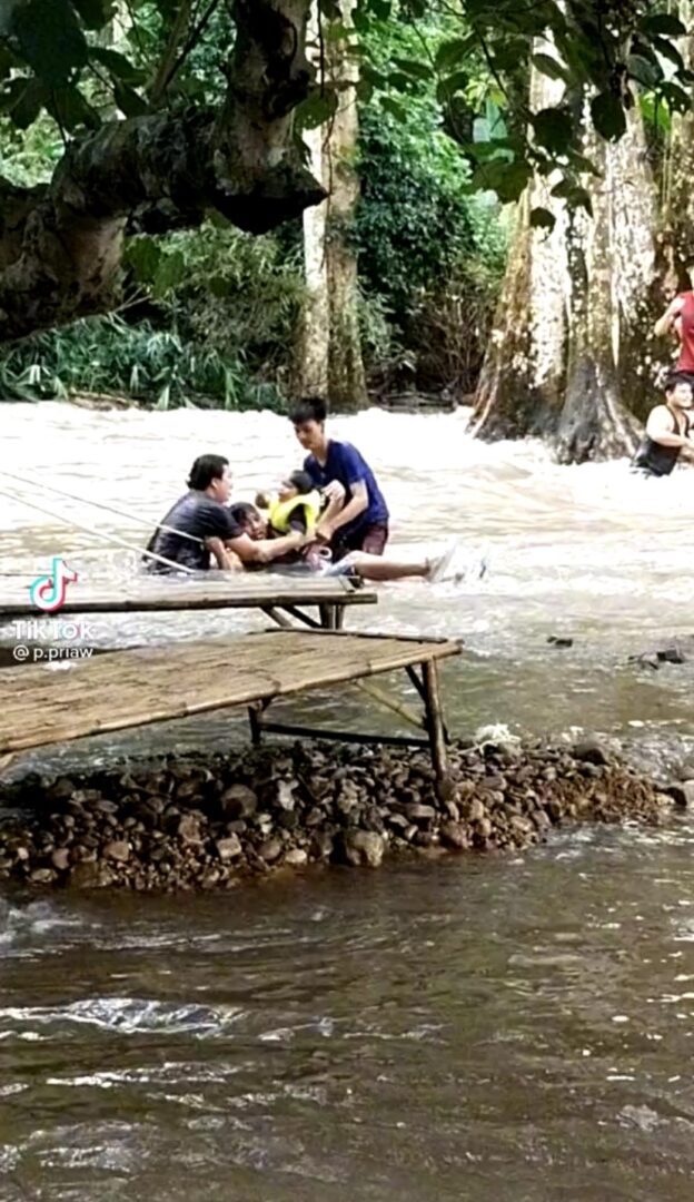 นาทีชีวิตช่วยเหลือนักท่องเที่ยวจากน้ำป่าคลองมะเดื่อ