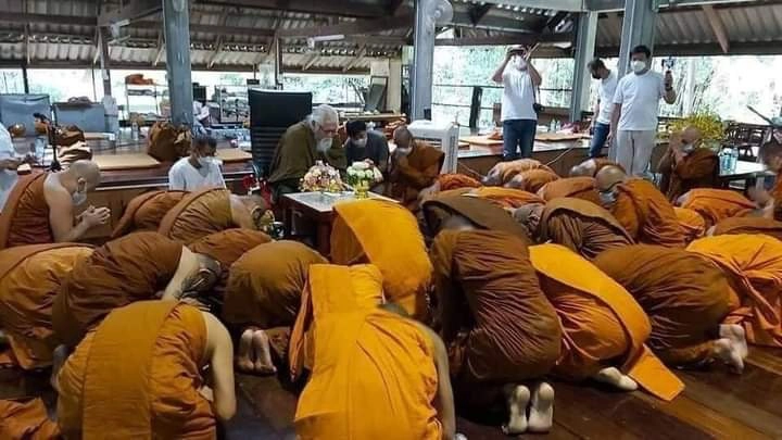 ดราม่า! พระสงฆ์แห่กราบไหว้ &quot;อดีตพระยันตระ&quot; เหมาะสมหรือไม่ 