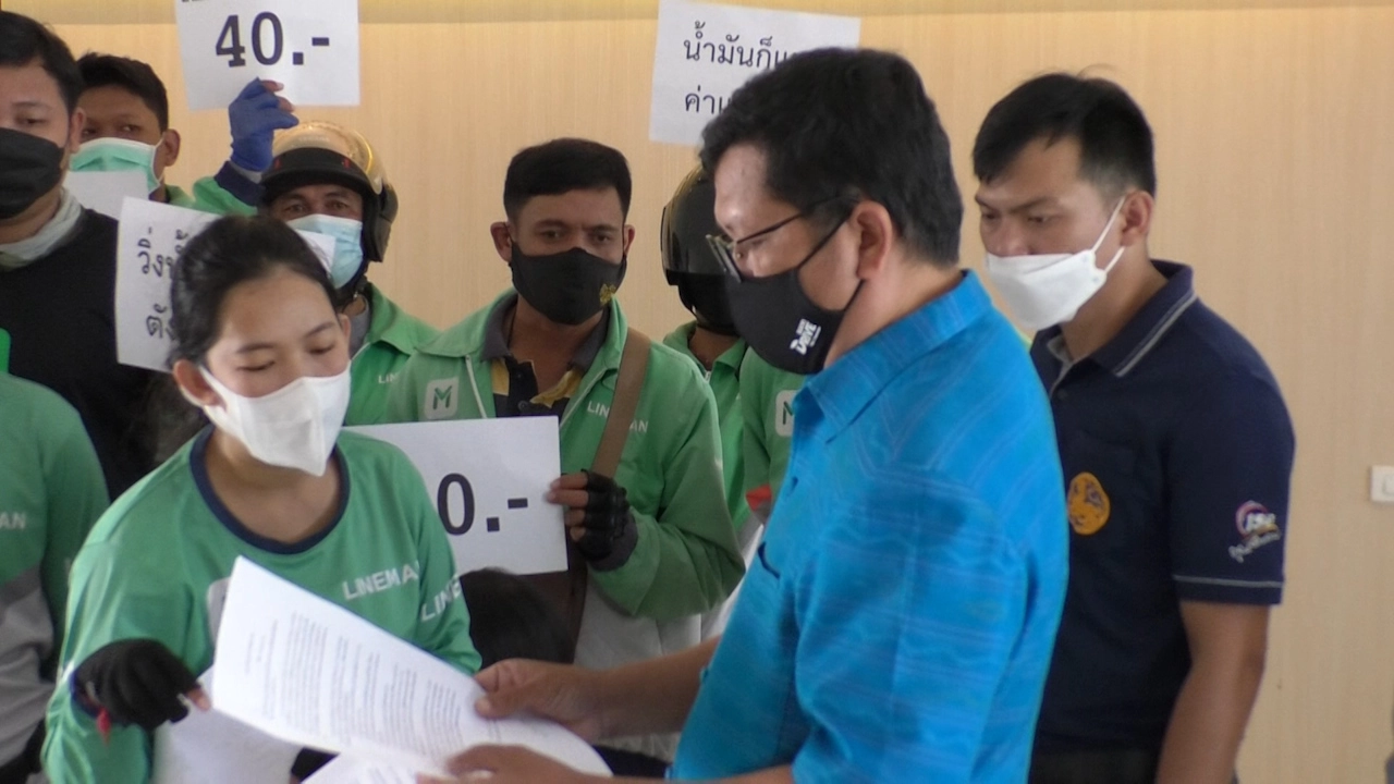 ไรเดอร์ไลน์แมนรวมตัวยื่นหนังสือ6ข้อผ่านศูนย์ดำรงธรรม