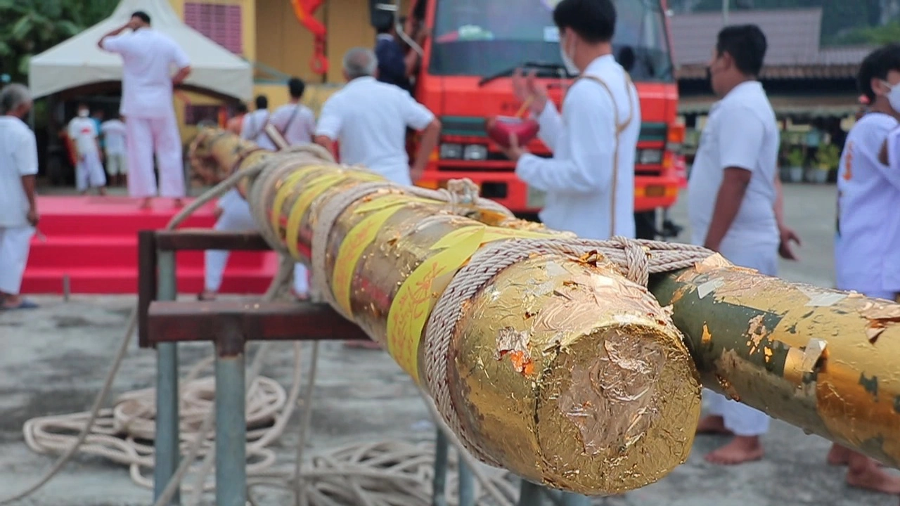 เสาโกเต้งสูงที่สุดในโลก สืบสานประเพณีถือศีลกินผัก