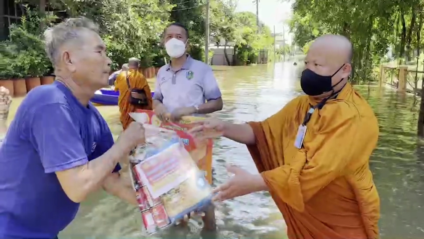 หลวงพ่อแดงวัดอินทาราม นำทีมคณะสงฆ์จัดถุงยังชีพลุยช่วยน้ำท่วม