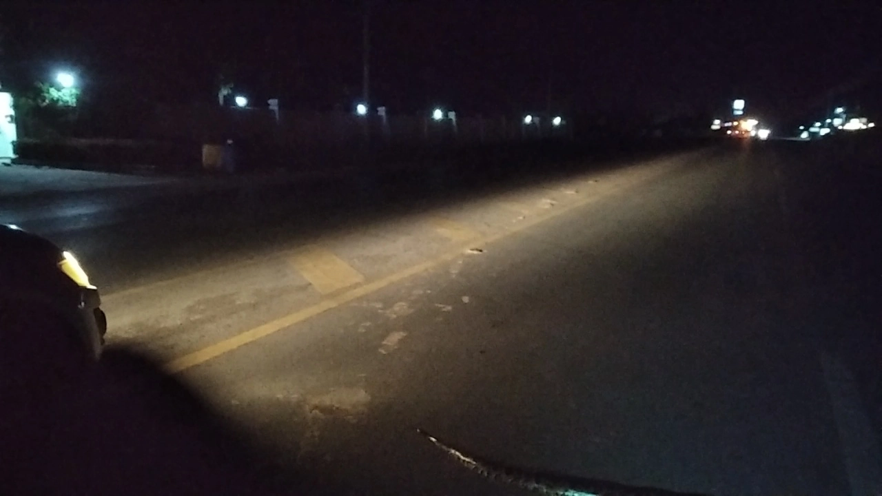 ชื่นชม โชเฟอร์น้ำใจงาม จอดรถขวางช่วยงูเหลือมเลื้อยข้ามถนนกลางดึก