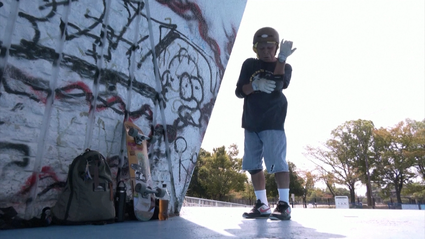 คุณปู่โชว์ลีลาเก็ตบอร์ด เรียนรู้จากวัยรุ่น (คลิป)