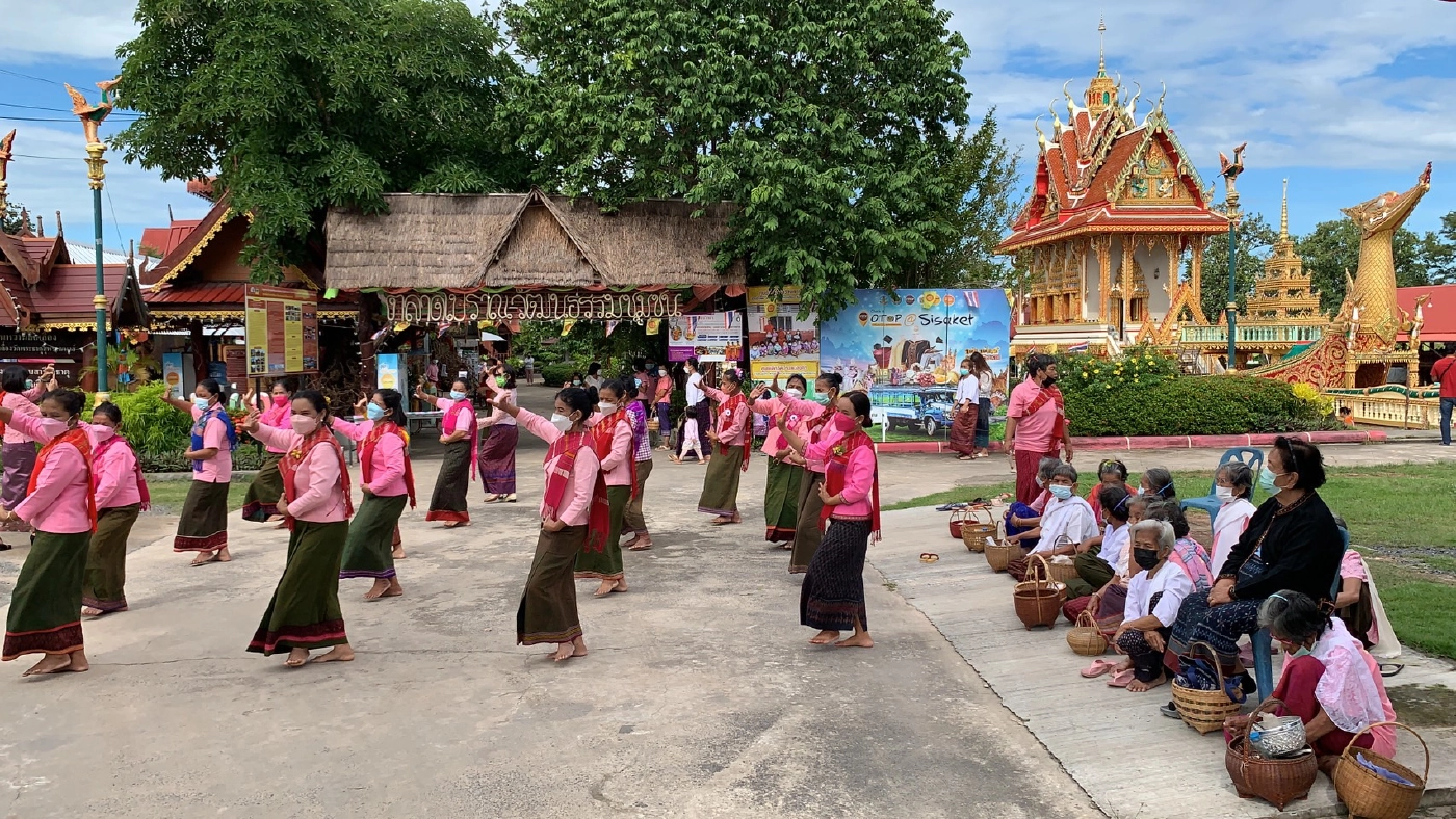 ชนเผ่าลาวบ้านหว้ารำเปิดวัดรับนักท่องเที่ยว