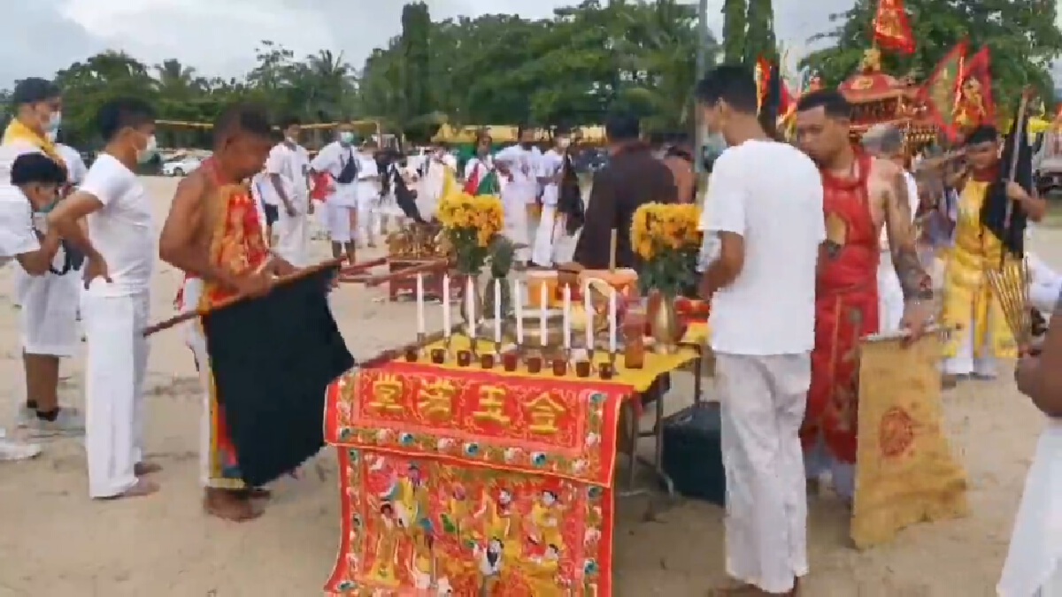 แห่พระรอบเมืองถือศีลกินผักภูเก็ต ตามมาตรการป้องกันโควิด-19