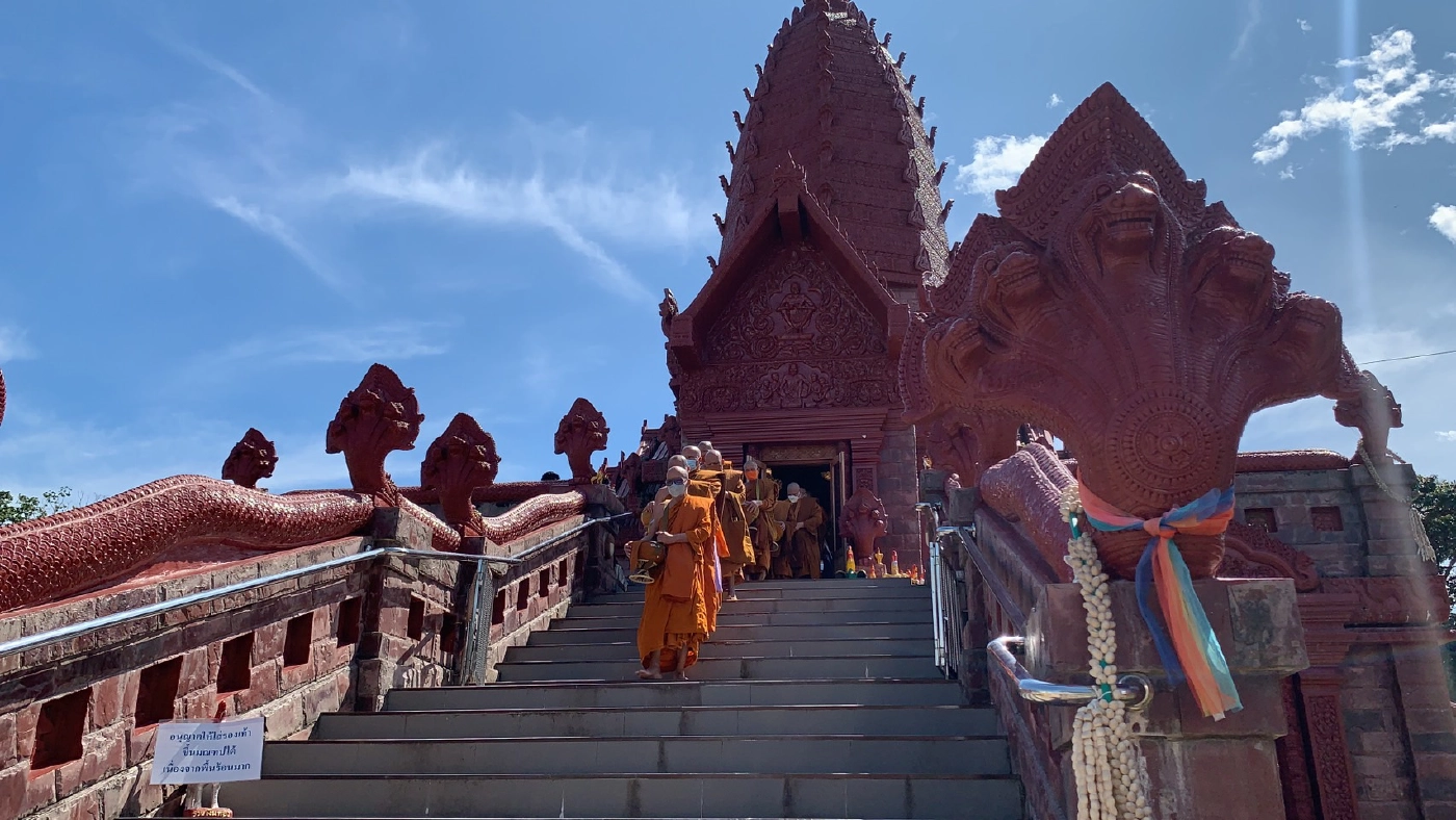 ชาวบ้านตามแนวชายแดน ทำบุญตักบาตรเทโว ที่วัดไพรพัฒนา