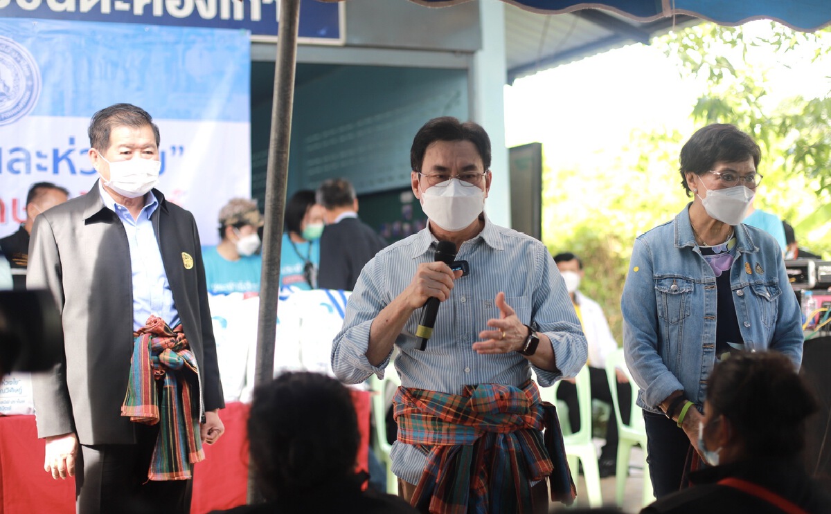 "จุรินทร์" นำทีมลุยโคราชมอบถุงน้ำใจช่วยน้ำท่วม
