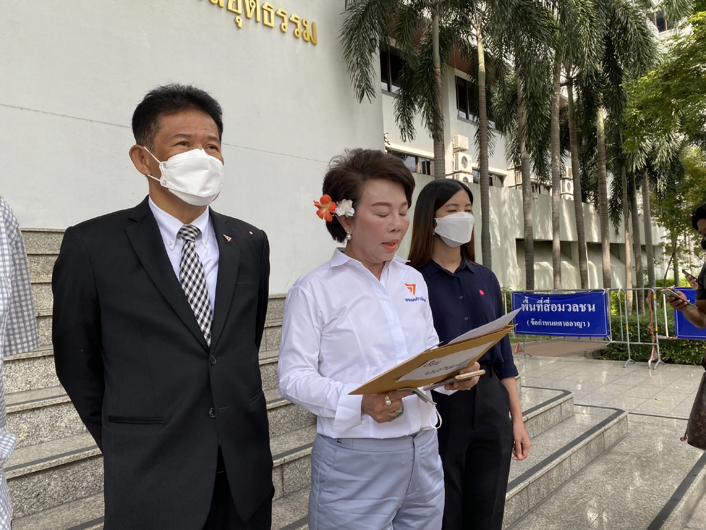 “เจี๊ยบ อมรัตน์” พา “ส.ส.ก้าวไกล” ใช้ตำแหน่งประกัน 5 แกนนำม็อบคดี 112