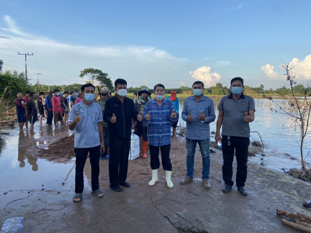 ชาวบ้านรวมตัวซ่อมถนนขาดใช้ชั่วคราวหลังถูกน้ำท่วม