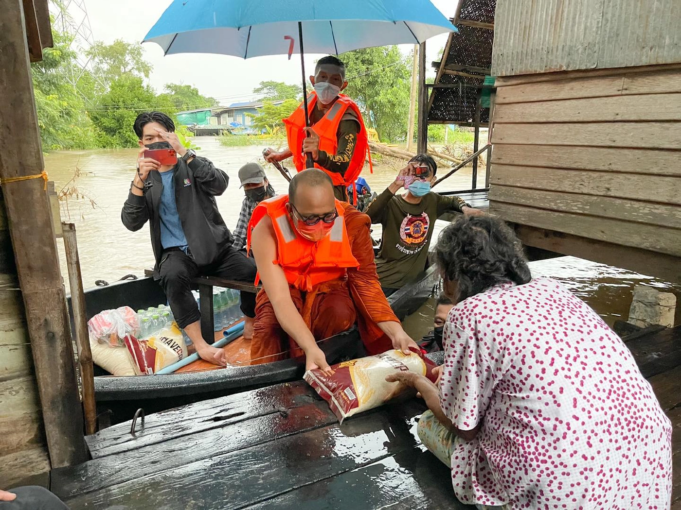 ชื่นชม "2 พส." ลงพื้นที่น้ำท่วม เล่นมุกอย่าบอกว่าเป็นใคร!!