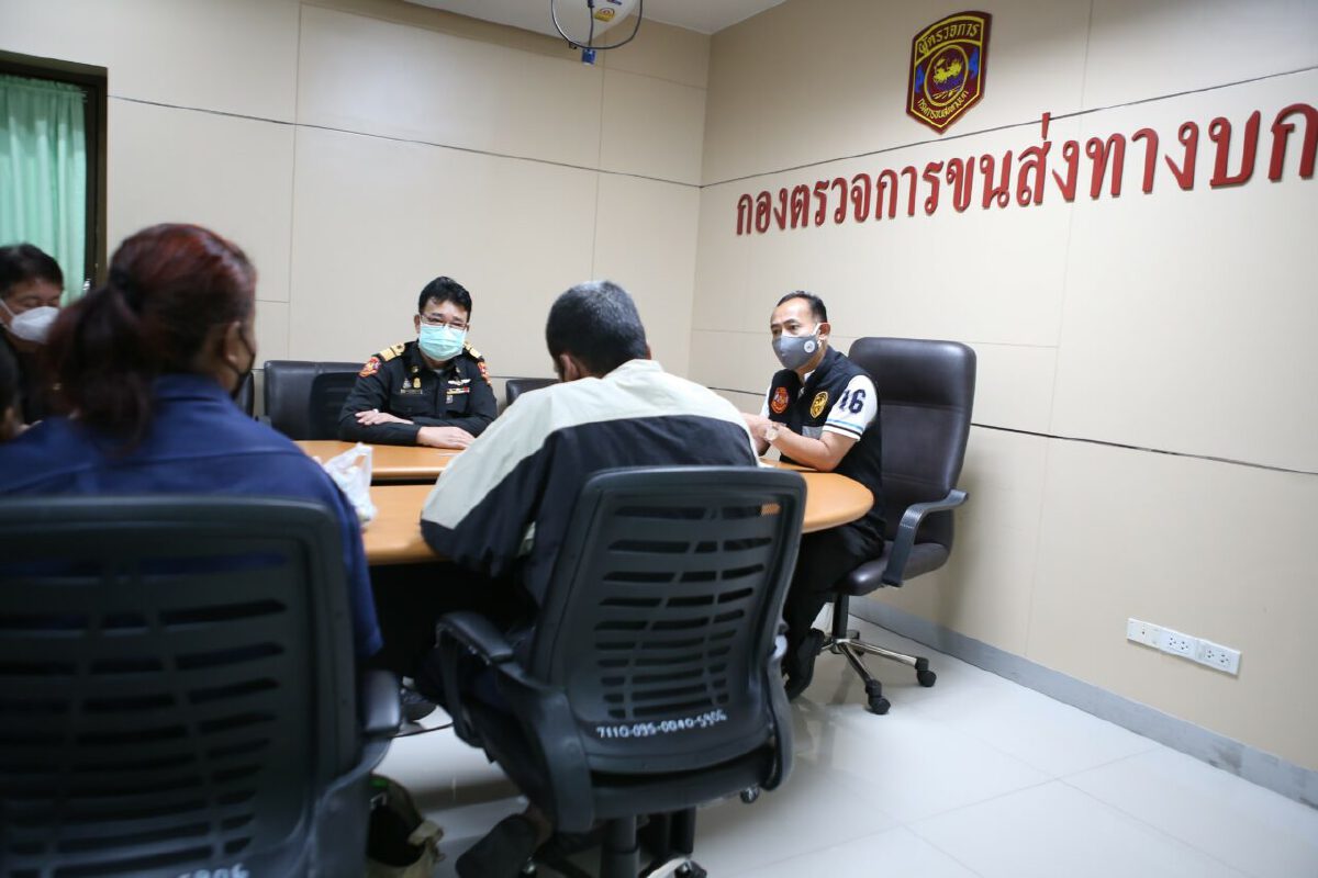 เรียกปรับ-พักใบอนุญาต โชเฟอร์รถเมล์สาย 8 ขับรถทับขาผู้โดยสารหัก 2 ข้าง