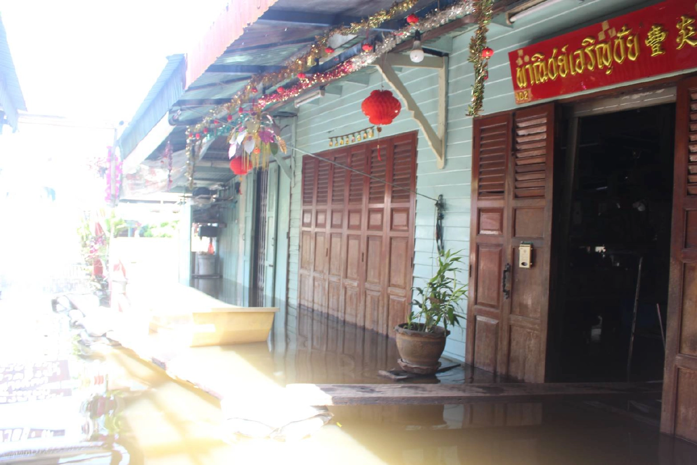 ตลาดอิงน้ำสามโคกกลายเป็นเมืองบาดาล หลังน้ำเอ่อล้นจากแม่น้ำเจ้าพระยา