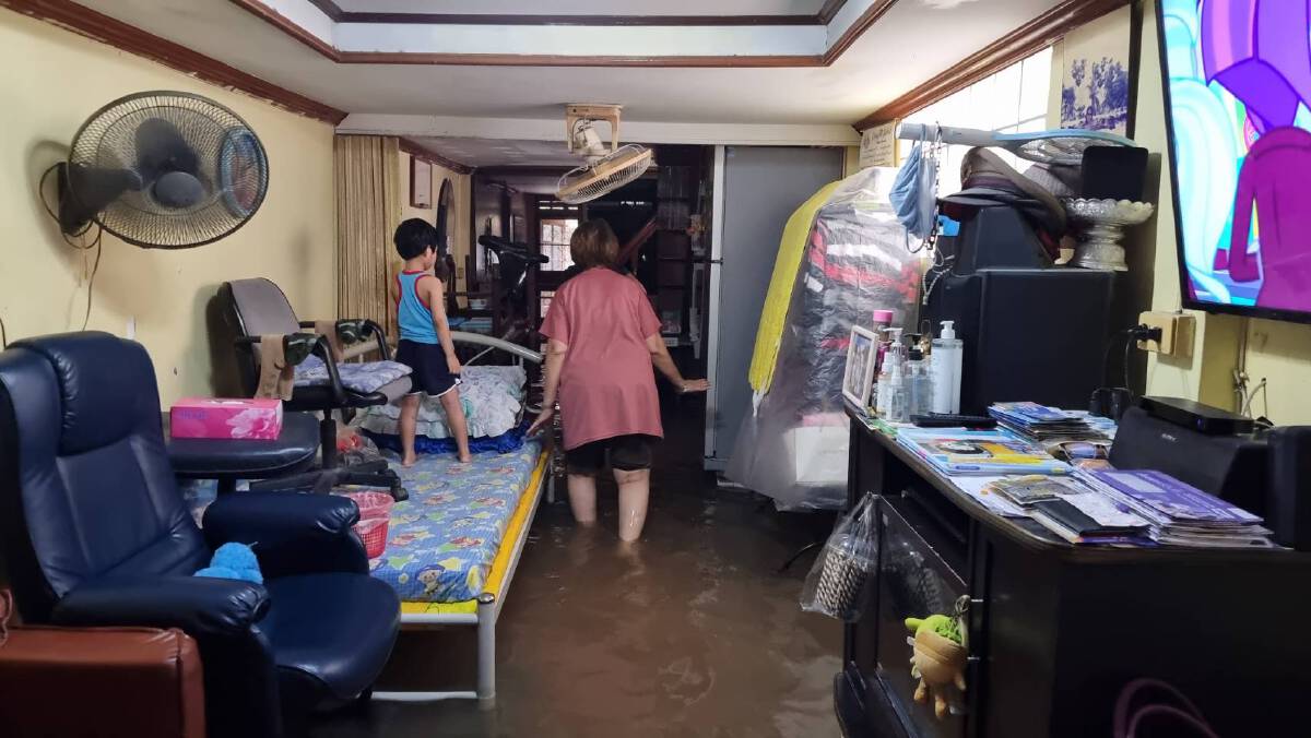 ชาวบ้านชุมชนวัดน้อยนอกทุกข์ซ้ำ รถวิ่งลุยน้ำคลื่นซัดเข้าบ้าน