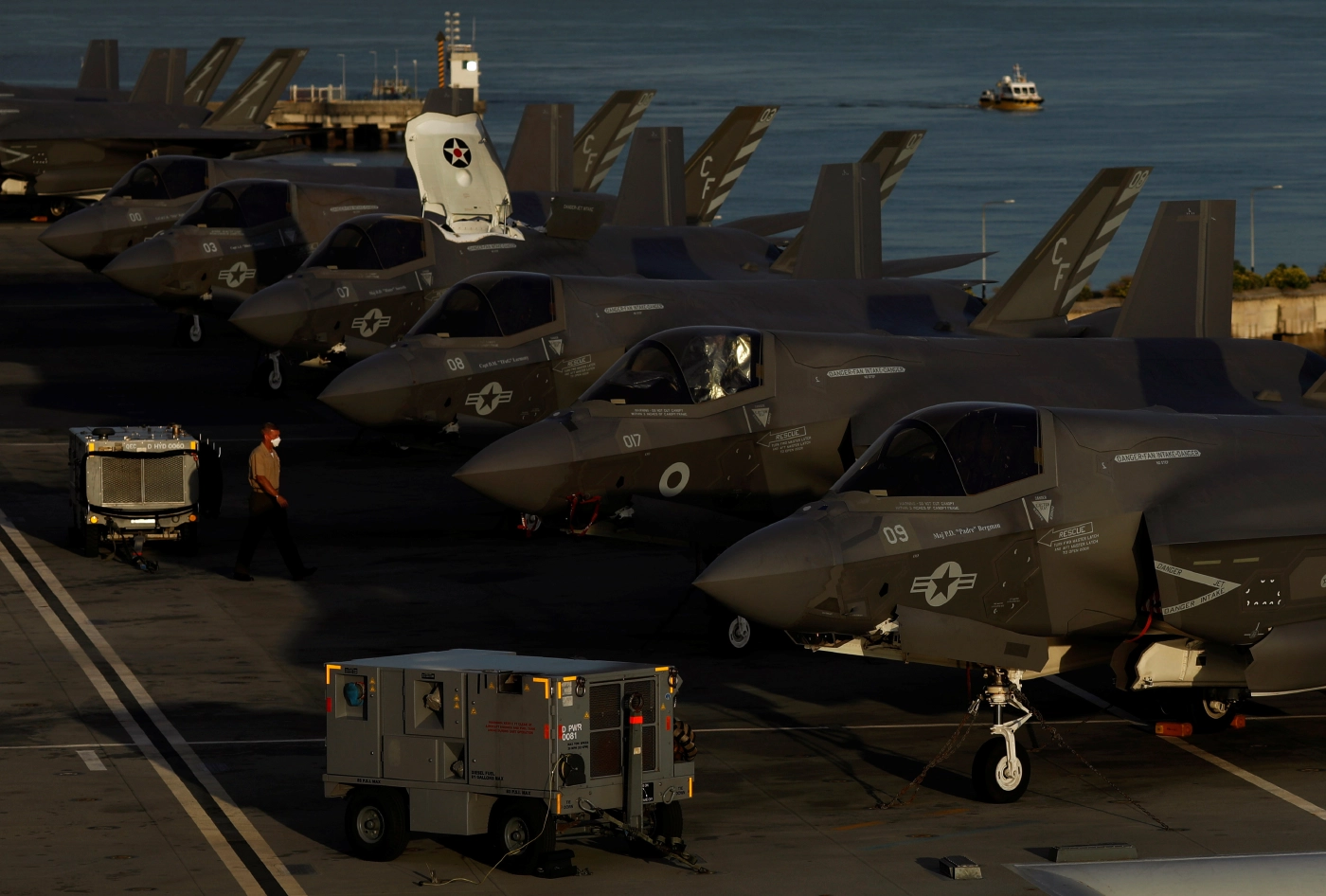 เรือบรรทุกเครื่องบินอังกฤษร่วมวงทะเลจีนใต้ (คลิป)