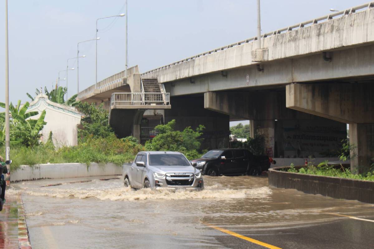 ปิดเส้นทางยูเทิร์นกลับรถใต้สะพานปทุม 1 น้ำท่วมสูง