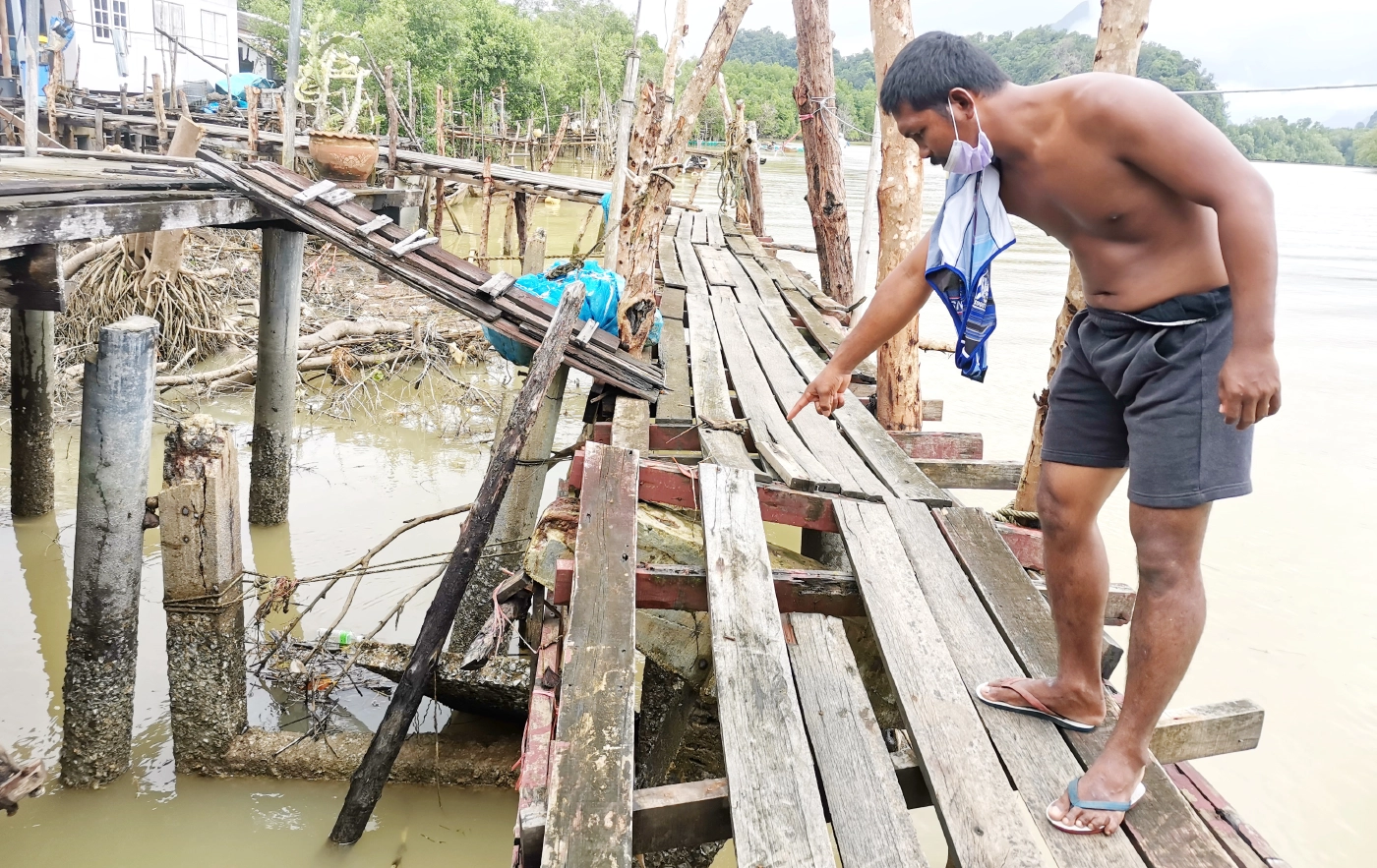 ทุกข์ชาวบ้านริมทะเลพังงา สะพานหมู่บ้านพังไร้รัฐเหลียวแล