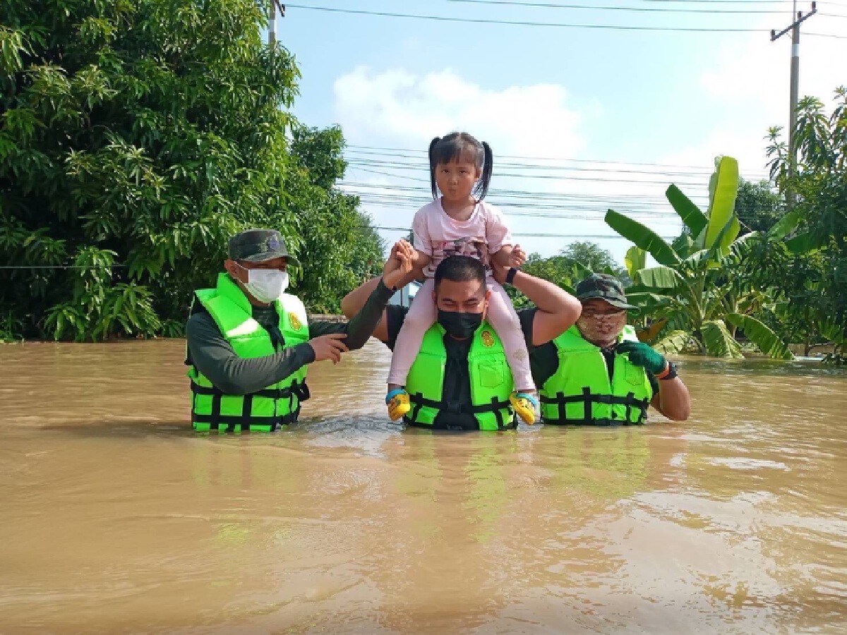 ขนย้ายสิ่งของ ช่วยชาวบ้าน ออกจากพื้นที่