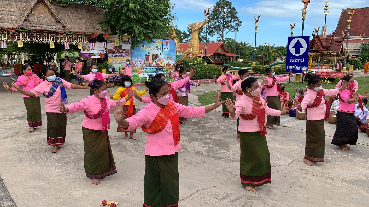 ชนเผ่าลาวบ้านหว้ารำเปิดวัดรับนักท่องเที่ยว