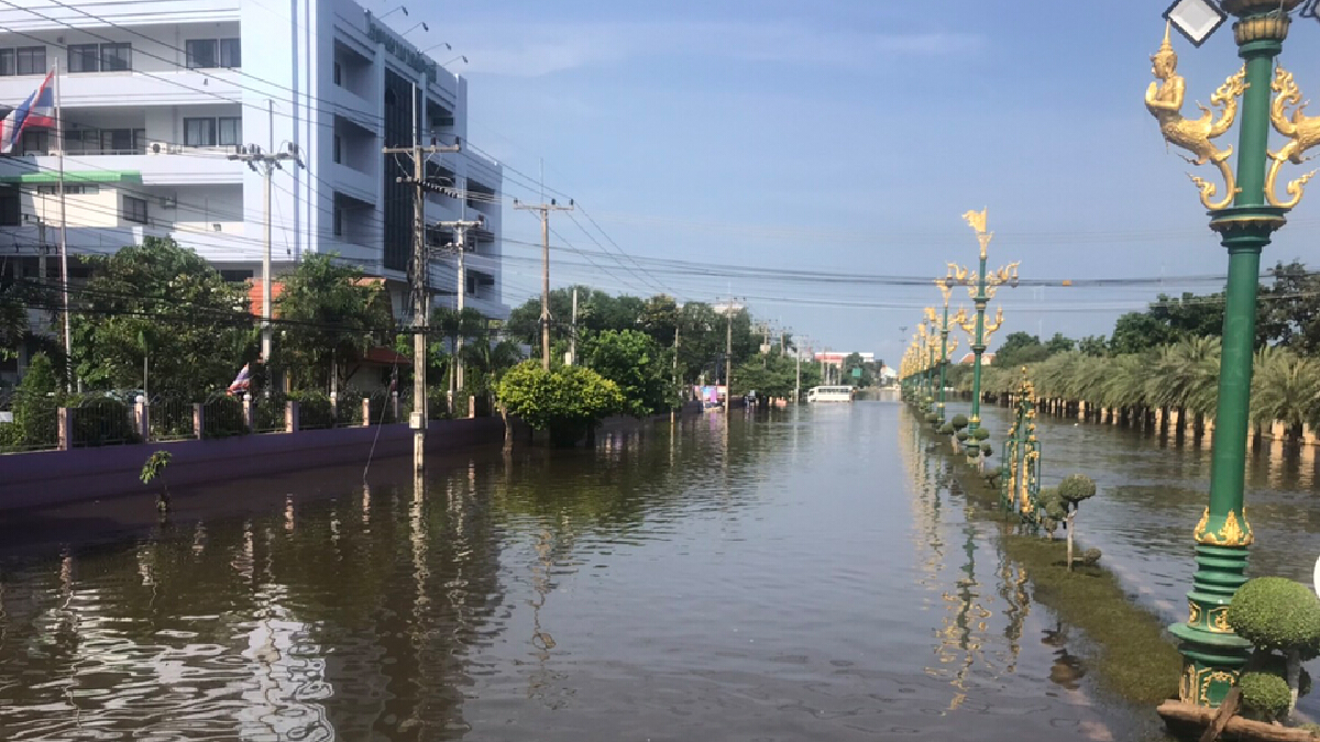 ชาวบ้านริมน้ำชีเร่งขนของหนีน้ำ   ขณะที่จังหวัดเร่งระบายน้ำเขตเศรษฐกิจ