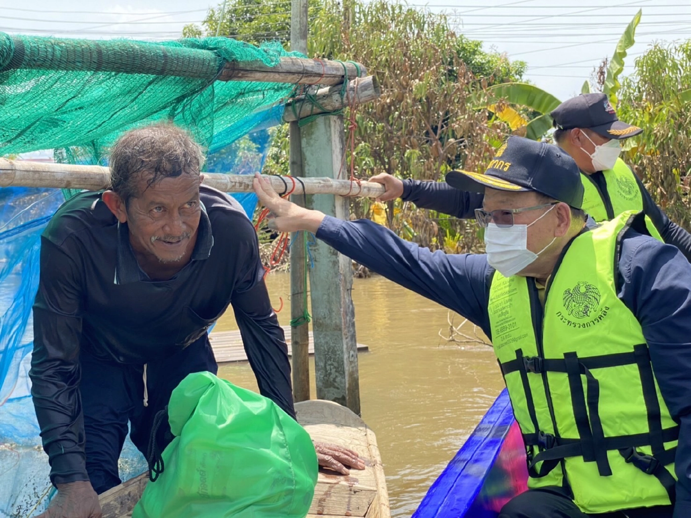คลังลงพื้นที่อ่างทองมอบถุงยังชีพ 600 ชุด