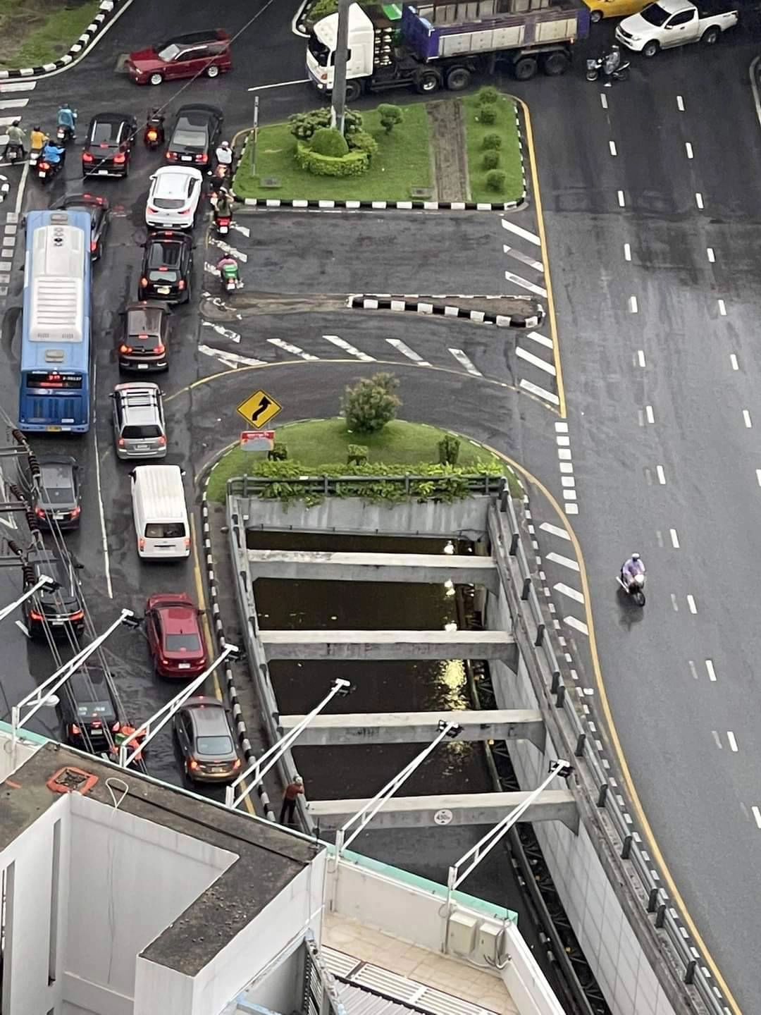 น้ำท่วมขังสูงในอุโมงค์ดินแดง