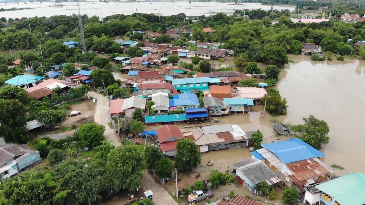 ผักไห่น้ำยังสูงถึงขอบหน้าต่าง ต้องลอยเรือหลบร้อนตามต้นไม้