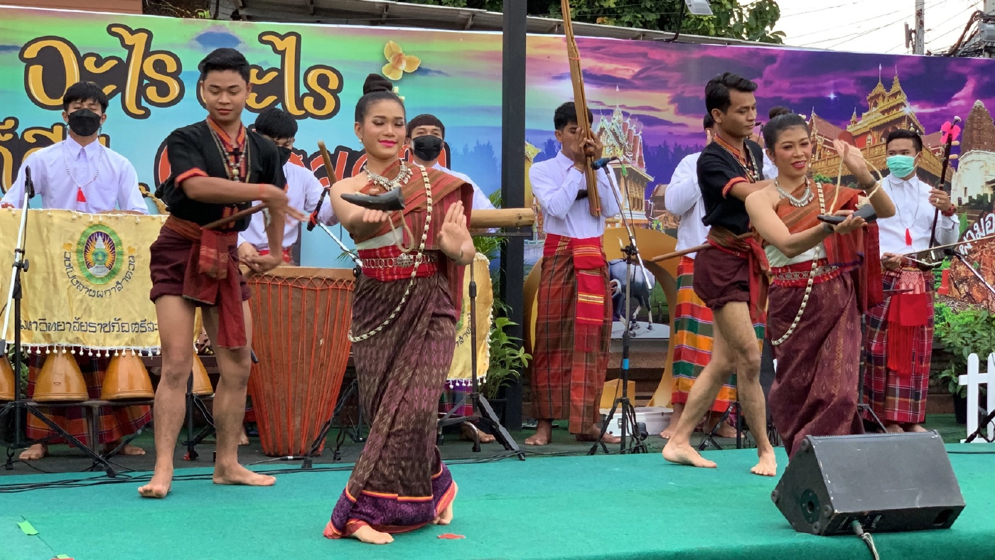 จัดรำบายศรี 239  ปี เปิดตลาดออดหลอดซอดศรีสะเกษ