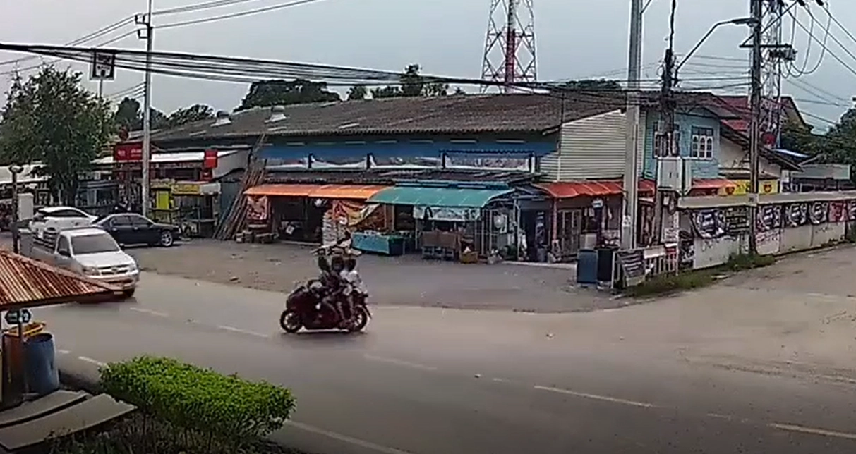 ภาพนาทีชีวิต จยย.ข้ามเลนถูกกระบะชนตาย 1 ศพ เจ็บ 3 ราย 