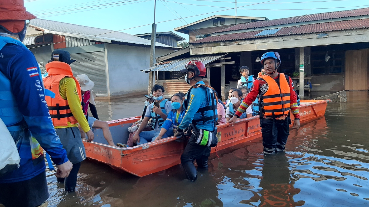 กู้ภัยลุยน้ำช่วยชาวบ้านถูกน้ำท่วม  วอนขอเอี๊ยมบูทกันน้ำ
