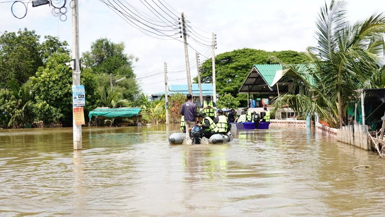 คลังลงพื้นที่อ่างทองมอบถุงยังชีพ 600 ชุด