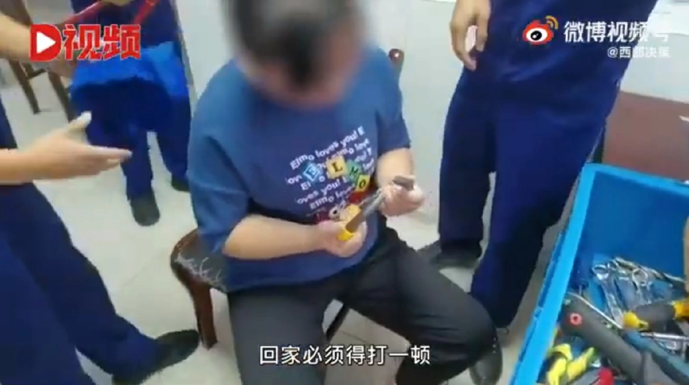 ซนไปหน่อย...เด็กจีนเอาที่ล็อกจักรยานล็อกคอแม่