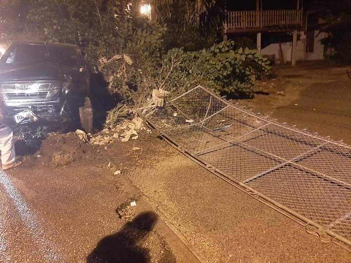 ซิ่งกระบะฝ่าสายฝนตามง้อแฟนสาว-ชนรั้วพังยับ
