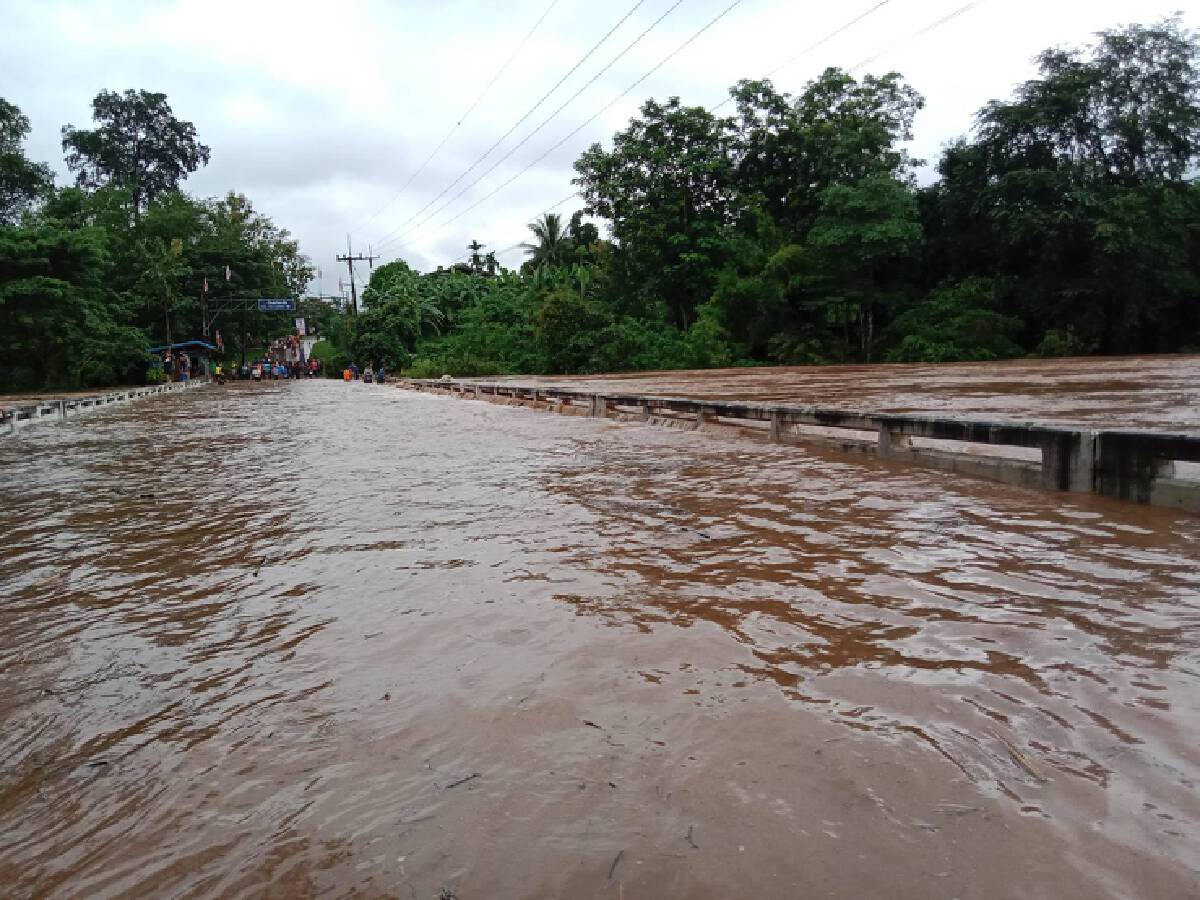 น้ำทะลักชัยภูมิรอบ 2 ประกาศปิดเส้นทางรถไฟกลางดึก
