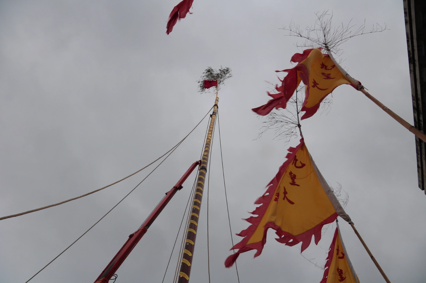 เสาโกเต้งสูงที่สุดในโลก สืบสานประเพณีถือศีลกินผัก