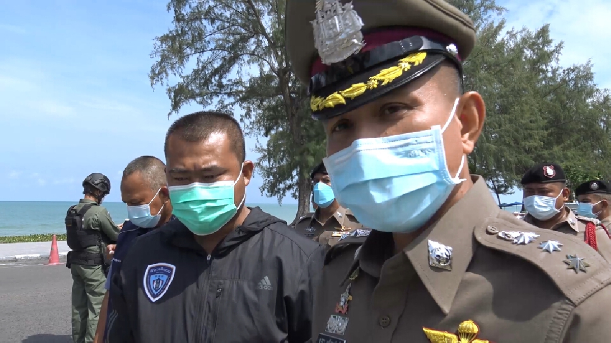 กู้ระทึก!! กระเป๋าต้องสงสัยวางบนตักรูปปั้นคนนั่งอ่านหนังสือหาดชลาทัศน์