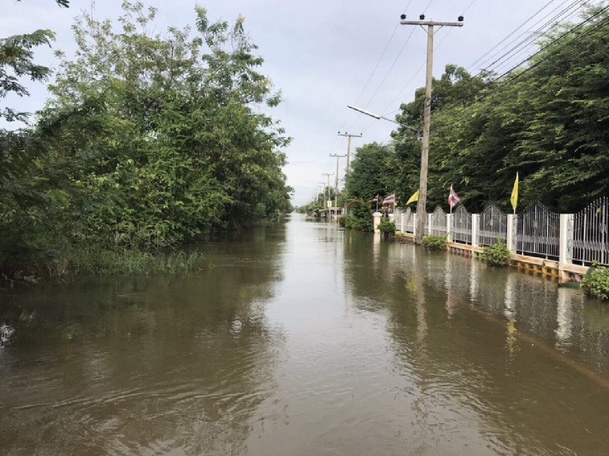 แม่น้ำชียังทะลักท่วมรอบ2ยายหลานต้องออกมานอนริมถนน