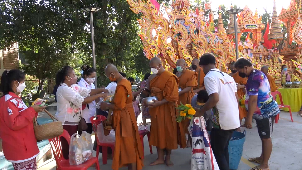 ประชาชนร่วมสืบสานประเพณีลากพระ-ตักบาตรเทโว