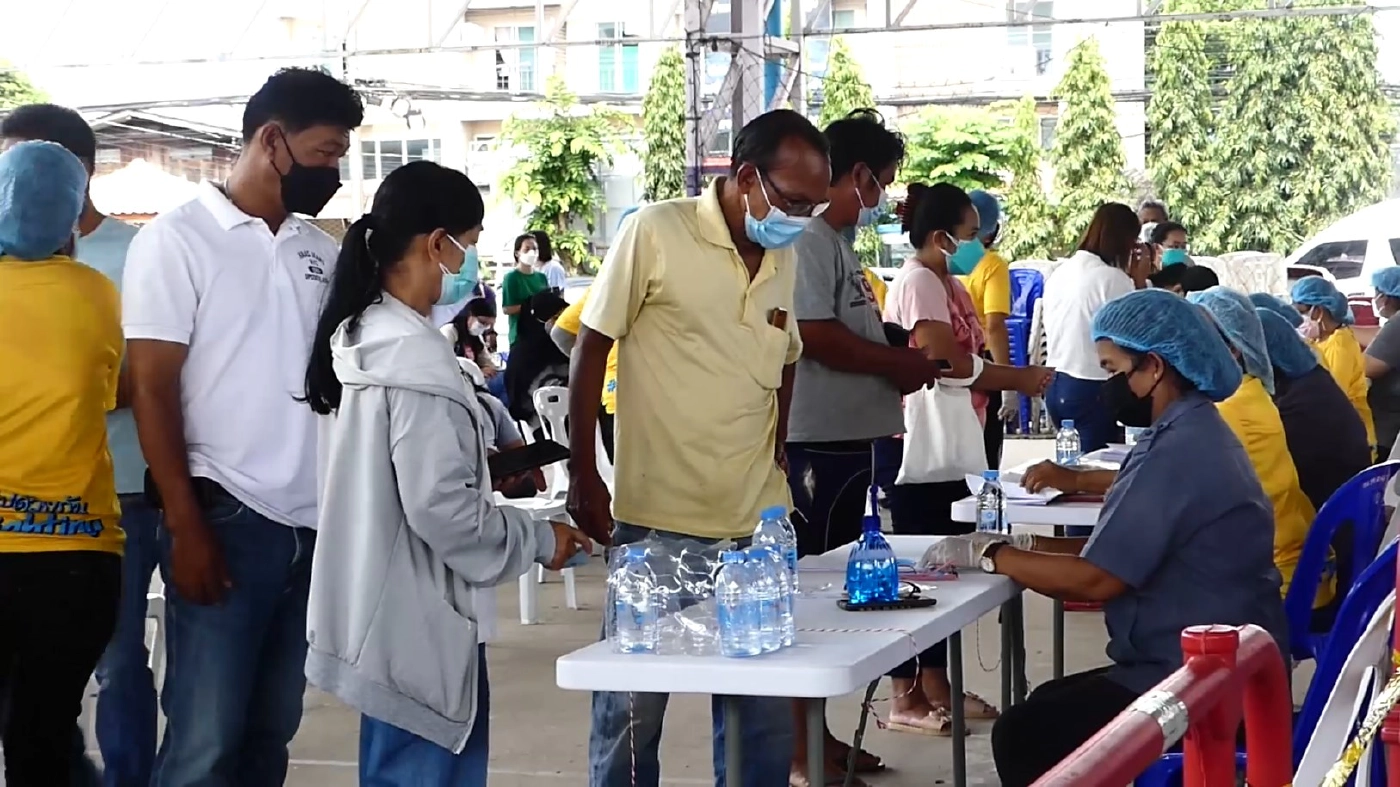 เทศบาลเมืองชุมพรฉีดวัคซีน “ซิโนฟาร์ม” ให้กับประชาชนที่ลงทะเบียนจองไว้