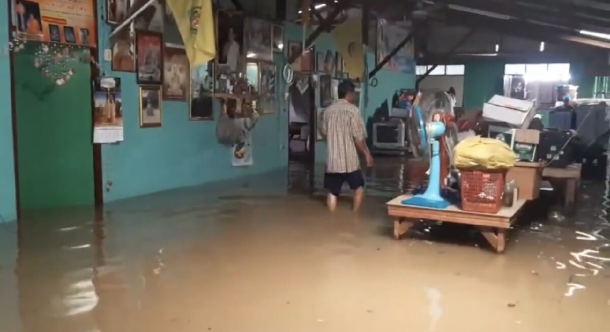 ไม่ทันตั้งตัวเจ้าพระยาเอ่อล้นเขื่อน เข้าท่วมบ้านเรือนประชาชน