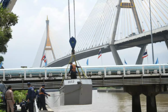 เรือผลักดันน้ำของกองทัพเรือ