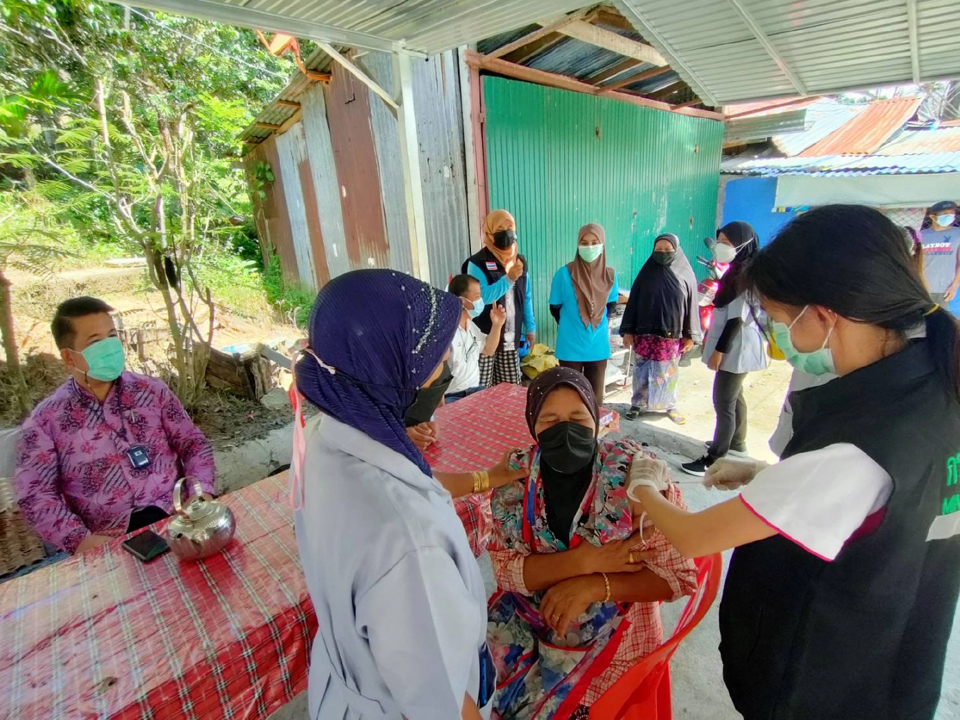 นอภ.เบตง ลุยเคาะประตูบ้านปชช.เร่งฉีดวัคซีน