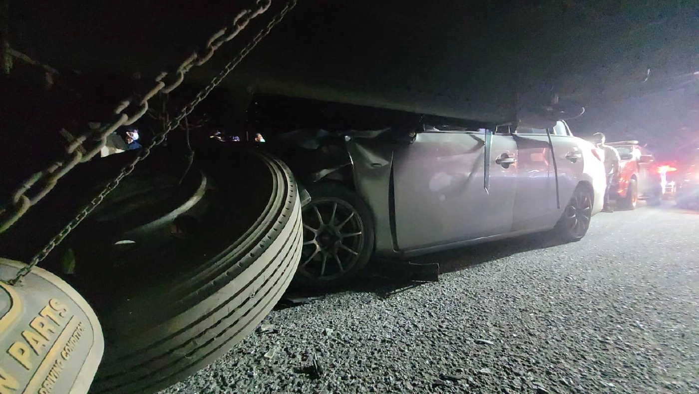 หนุ่มใหญ่ซิ่งเก๋งชนท้ายรถบรรทุก 6 ล้อจอดข้างทางดับ