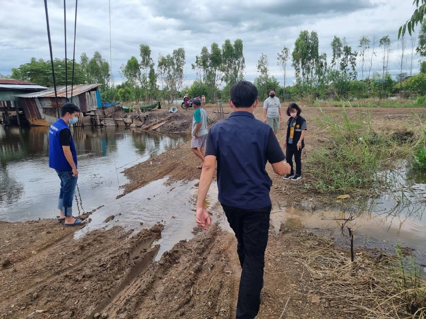 ผู้ว่าฯติดตามสถานการณ์น้ำในบ้านหมี่ หลังฝนตกต่อเนื่องหวั่นน้ำท่วมรอบสอง