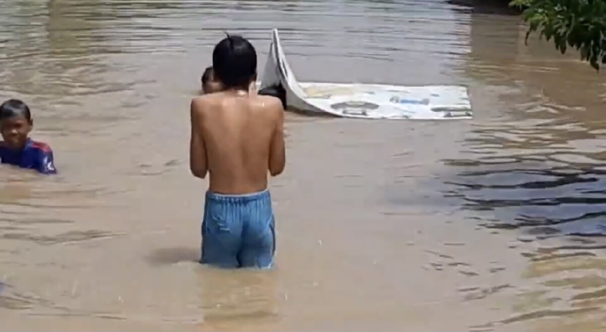 ไม่ทันตั้งตัวเจ้าพระยาเอ่อล้นเขื่อน เข้าท่วมบ้านเรือนประชาชน