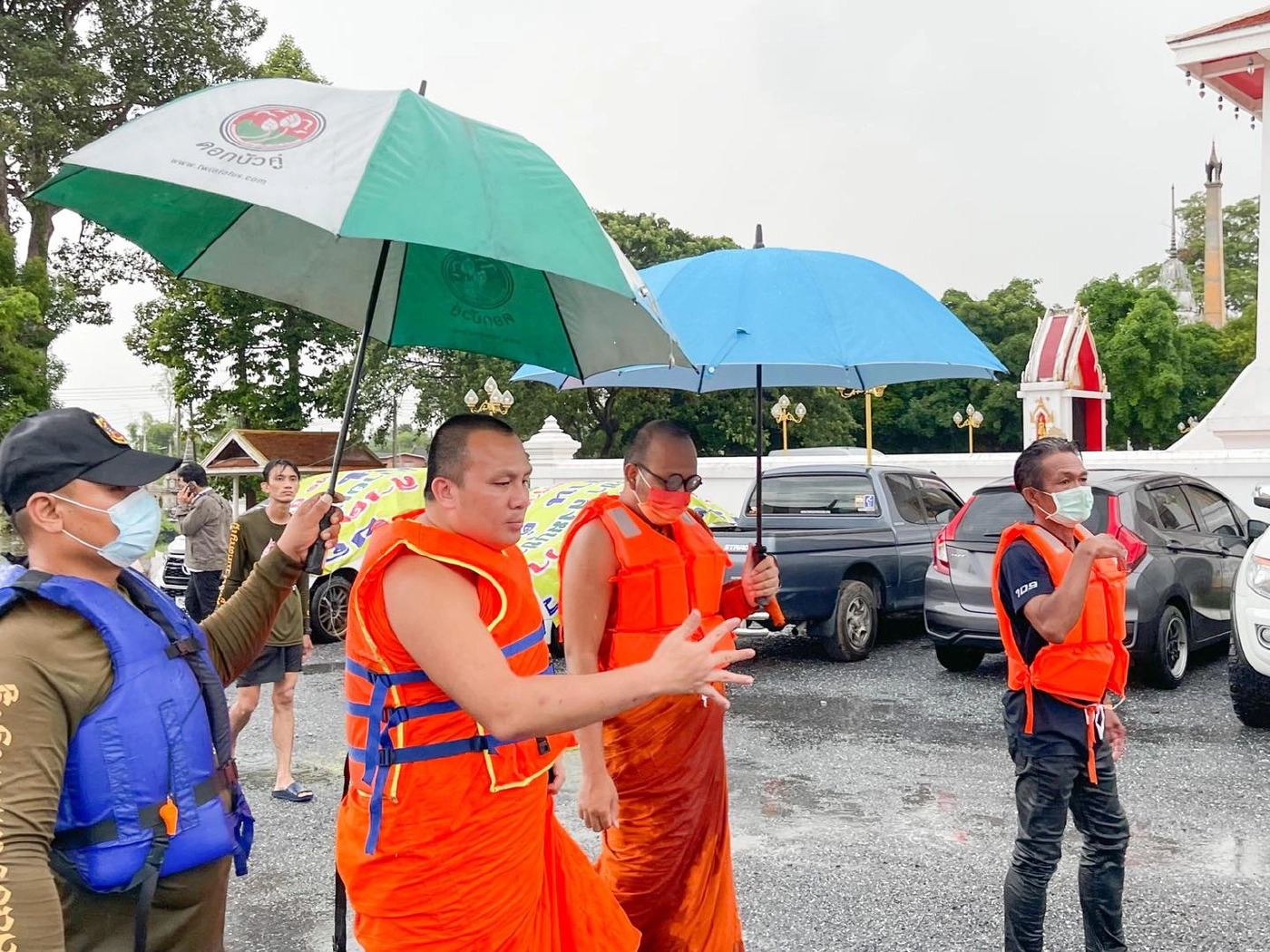 ชื่นชม "2 พส." ลงพื้นที่น้ำท่วม เล่นมุกอย่าบอกว่าเป็นใคร!!