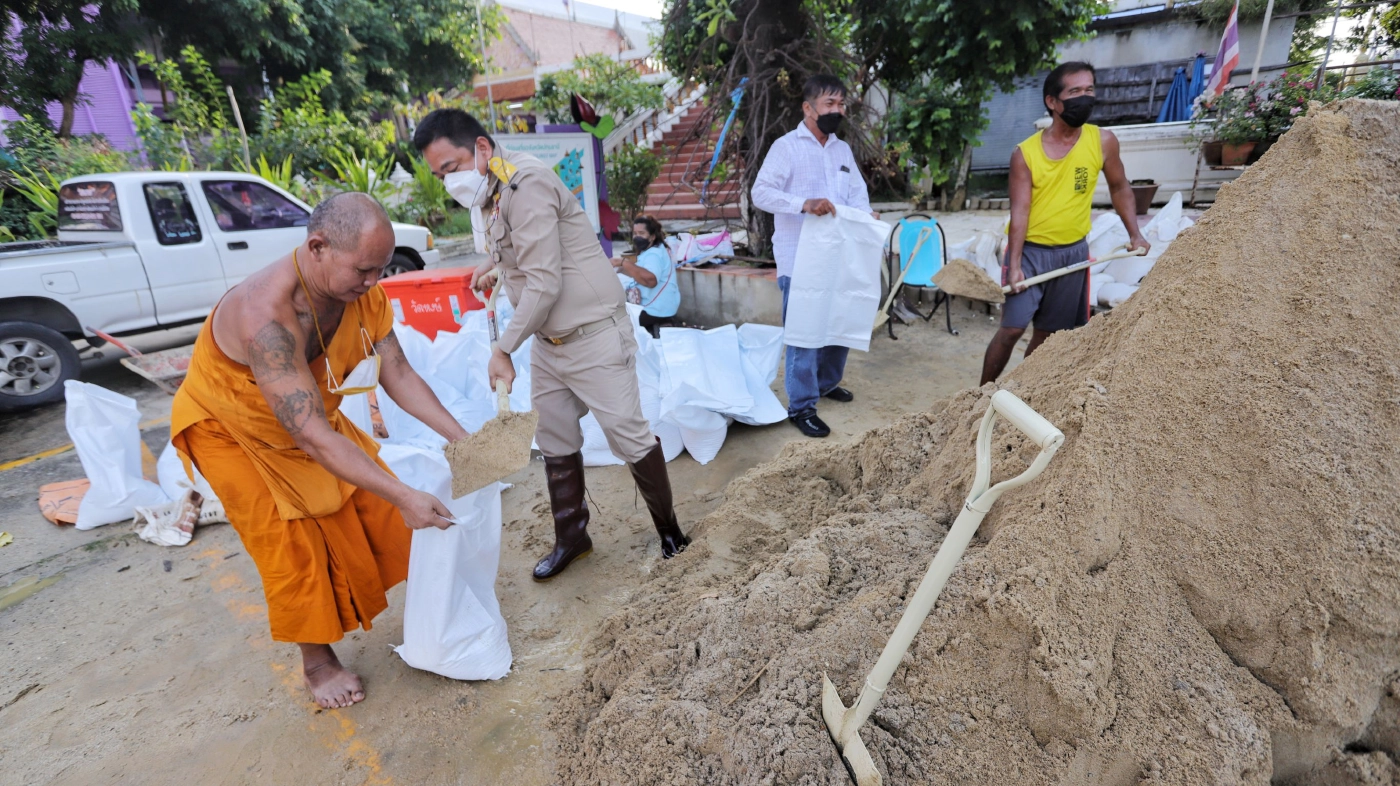 นอภ.เมืองปทุมธานี ลงพื้นที่ช่วยพระ ชาวบ้าน ทำคันกั้นน้ำ