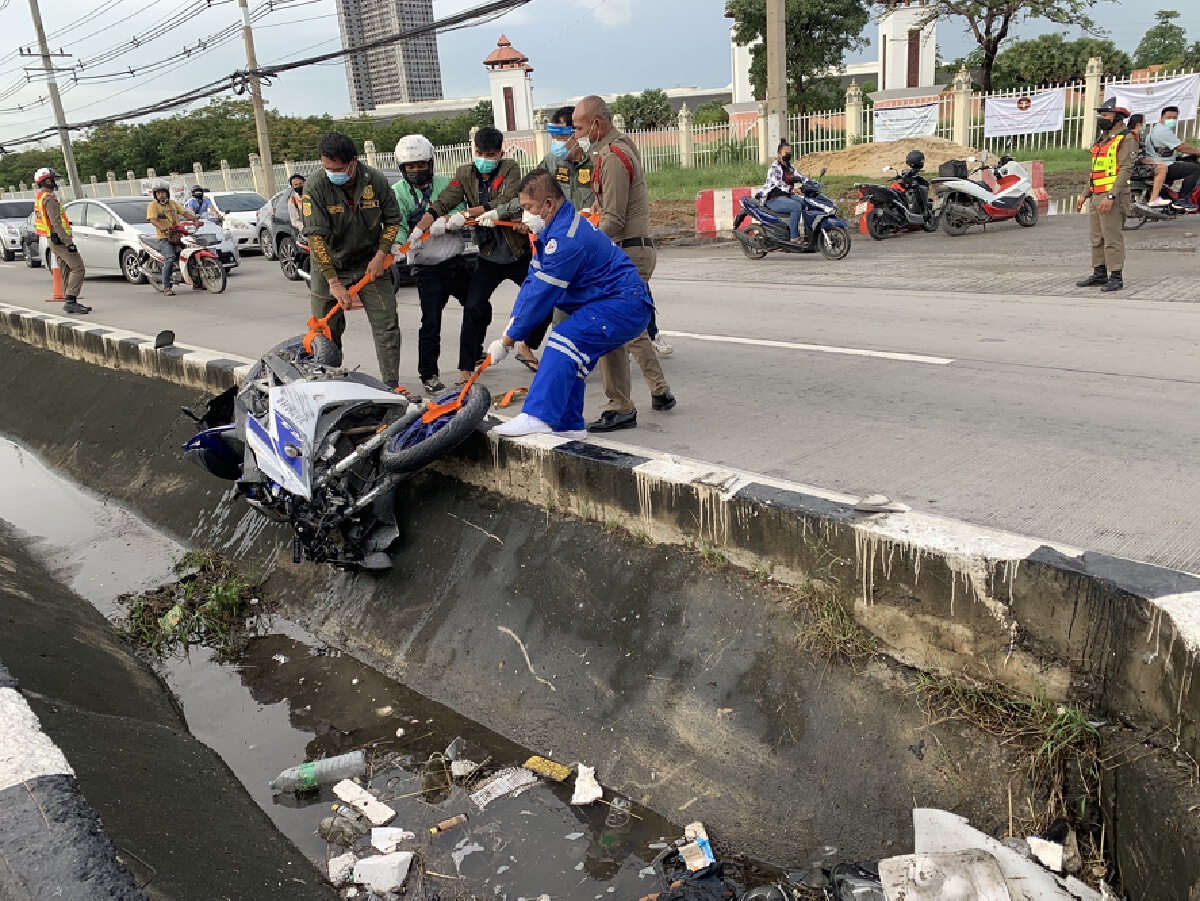 พบศพวัยรุ่นถูกจยย.ทับร่างเสียชีวิตคาร่องน้ำเกาะกลางถนน