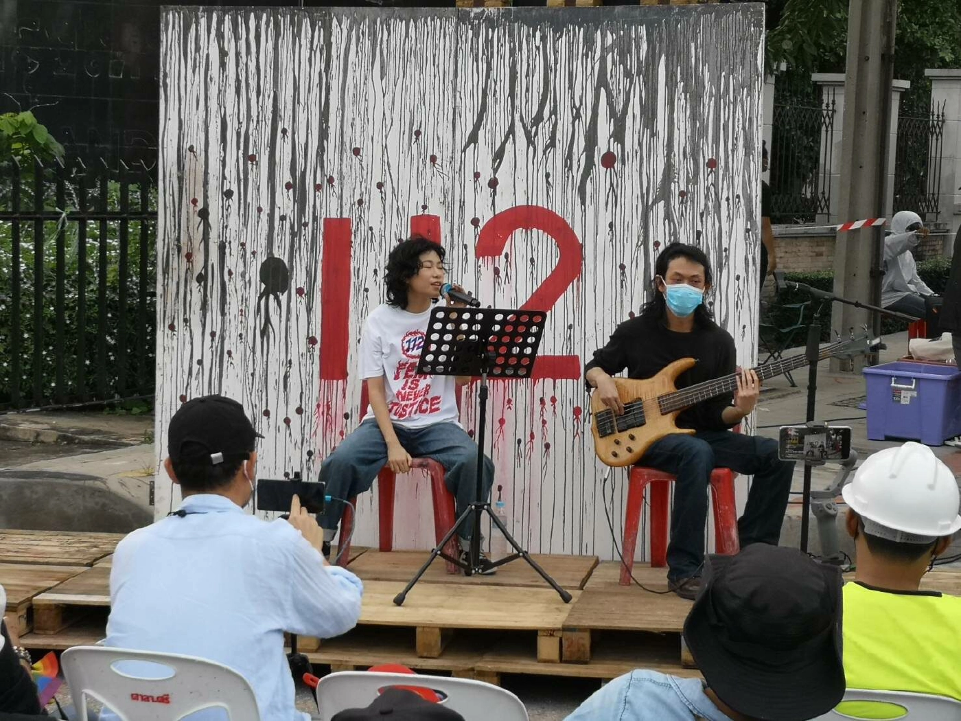 กลุ่มทะลุฟ้ารวมตัวเรือนจำพิเศษกรุงเทพฯ ทวงเพื่อน-คืนอนาคต