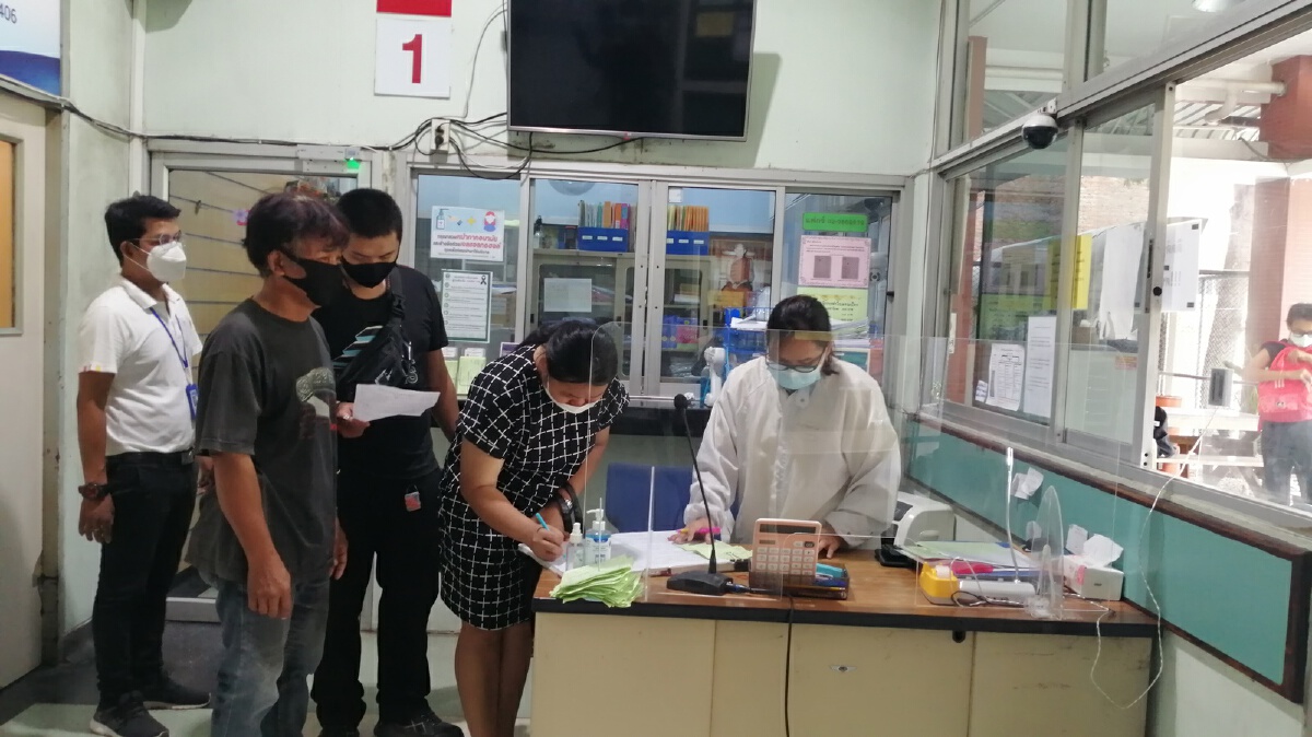 พ่อแม่ร่ำไห้รับศพลูกชายถูกพ่อตามือมีดฟันเสียชีวิตไปบำเพ็ญกุศล